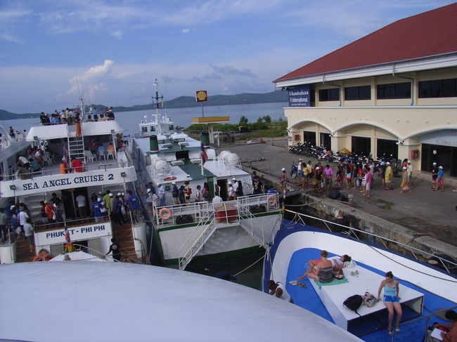 5月2日<br /><br />今日はプーケットからピピ島へ出発です。<br />ホテルからプーケットタウンのフェリー乗り場へ移動です。チケットはパトンの旅行代理店で購入しました。いくつもの会社からフェリーがでています。綿足たちが利用したのは、SEA ANGEL CRUISEでした。14:15に出発です。