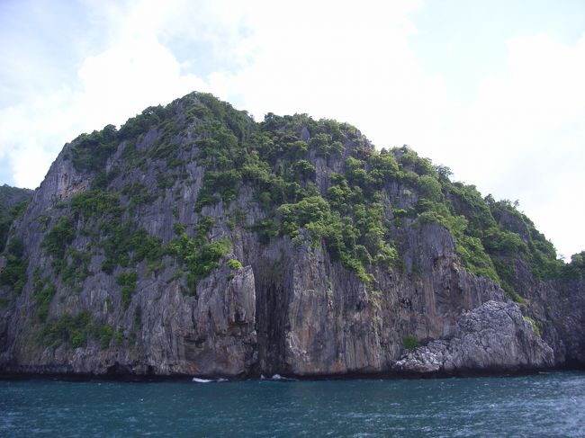 エメラルド・ブルーの海がとてもきれいです。