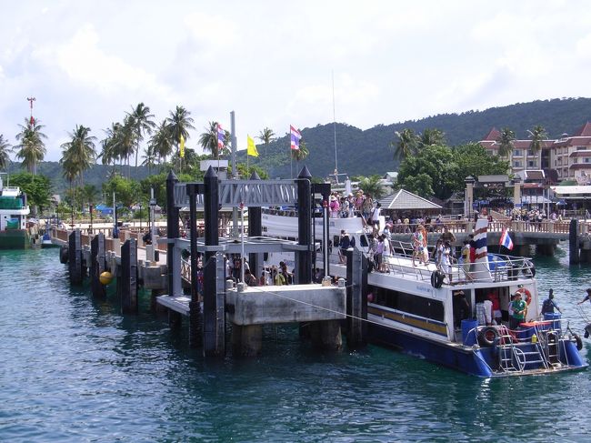 トン・サイ村のフェリーの乗り場です。ピピ島に到着する人、ピピ島から離れる人と多くの人がいました。