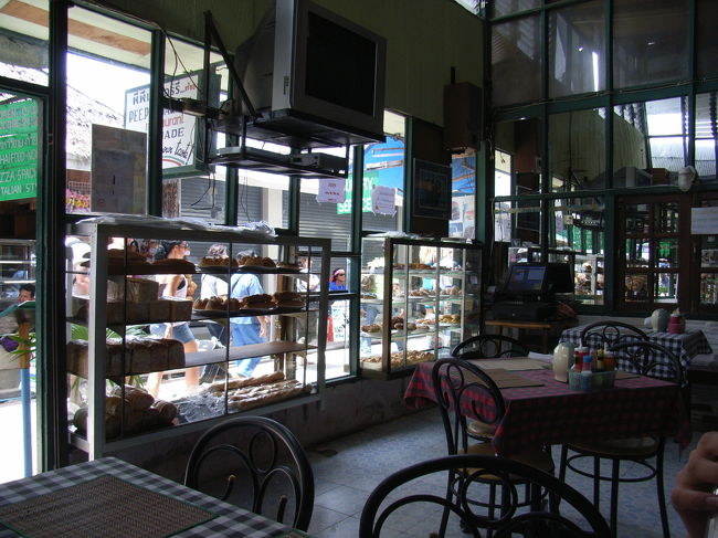 マヤベイへのボートトリップを探しにでかけました。とはいえ、おなかが空いたので、船着場とホテルとの間にあるベーカーリーに入りました。おいしそうなパンが並んでました。欧米からの旅行者が結構買ってました。さすがに毎日タイ料理ではあきるんでしょうか？<br />私たちが食べたのは、タイ料理です。