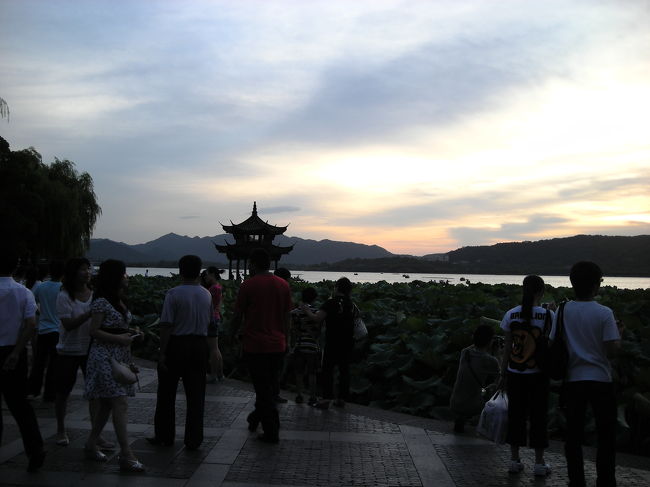 上海浦東空港から、バスに乗って杭州へ。<br />昼過ぎに上海に到着し、杭州に到着したのは16時頃。<br />武林路で下され、<br />ホテルまで近そうだったので歩き始めるが<br />中々到着しない。<br />疲れたので、諦めてバス。<br />本日のお宿は、解放路にある<br />「Season Westlake (SSAW) Hubin Hotel」<br />チェックイン後すぐに西湖へ向かう。<br />日没近くの時間なのに、暑い。<br />西湖の周りには、夕涼みなのか沢山の人出。<br />