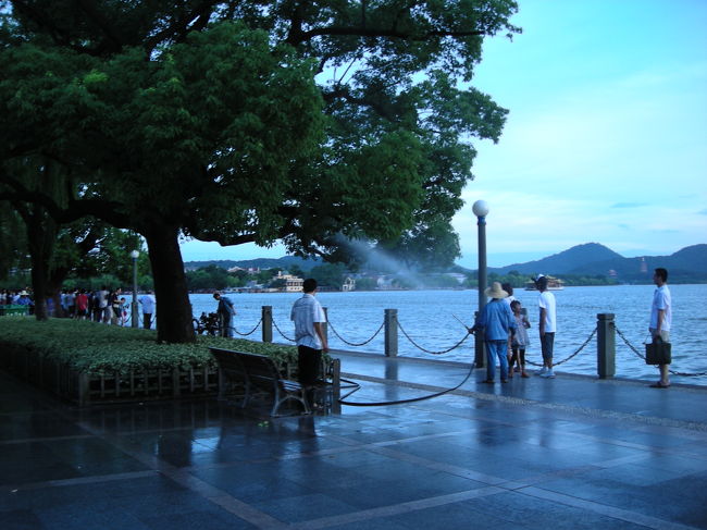 西湖にホースを突っ込んで、<br />水をくみ上げ、木に噴霧。<br />通行人が居ようとお構いなしに、水を撒きまくる。<br />水をかけられた方も、気にする様子が無いので、<br />無問題。