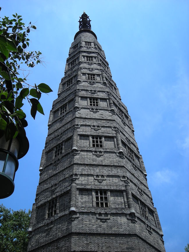 暑い。<br />学士路のスーパーの向かいで<br />自転車を借り、<br />西湖ツアーへ出発。<br />暑い。暑い。暑い。。。