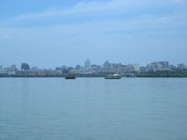 三潭印月に向かう途中の船からパチリ。<br />あまりの暑さに頭がくらくらしてくる。<br />何か、冷たいものが飲みたいのに、<br />冷えたドリンクが全く売ってない。<br />冷蔵庫様の箱に入っているが、<br />ほとんど冷たくない（怒）<br />冷たいもの飲ませろ〜〜〜。