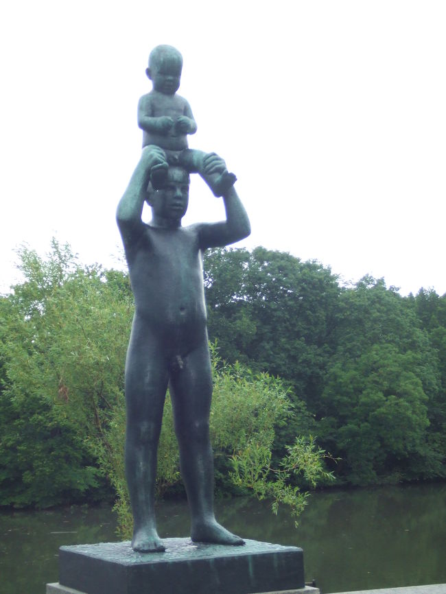 公園の橋の両脇にはたくさんの彫刻があります。