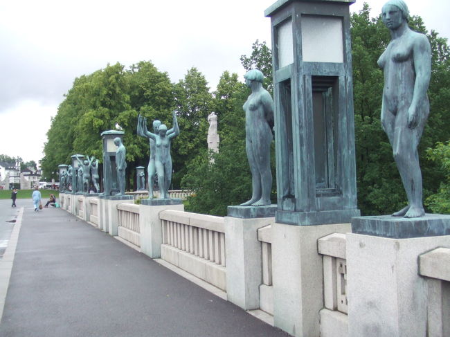 このように橋の両脇に並んでいます。　いろんなポーズがあって面白いよ！