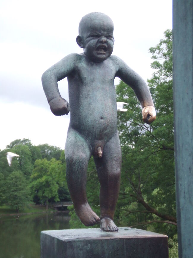 「シンナターゲン」怒りんぼう。<br />大人気です。　<br />常に人だかりが出来ているのですぐに見つけられます。　<br />1992年冬に足が切られて持ち去られてしまいました。<br />後日発見され再び公園に戻りくっつけられたそうです。