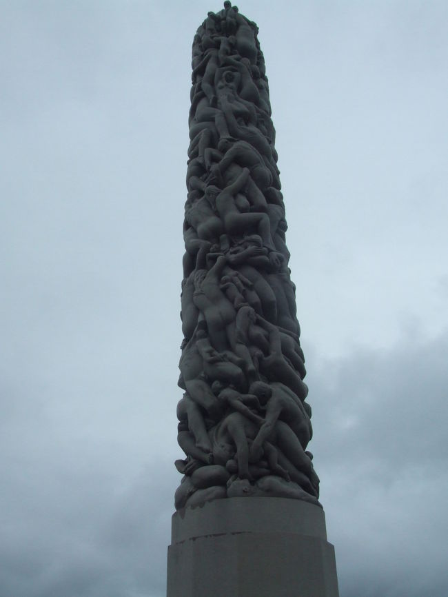 公園のシンボル、「モノリッテン」<br />高さ１７ｍ、総重量260トンの花崗岩の塔。老若男女１２１体もの人間が刻み込まれているのです。