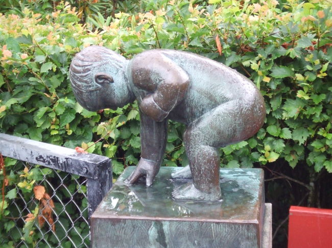 人造湖脇には胎児の彫刻があります