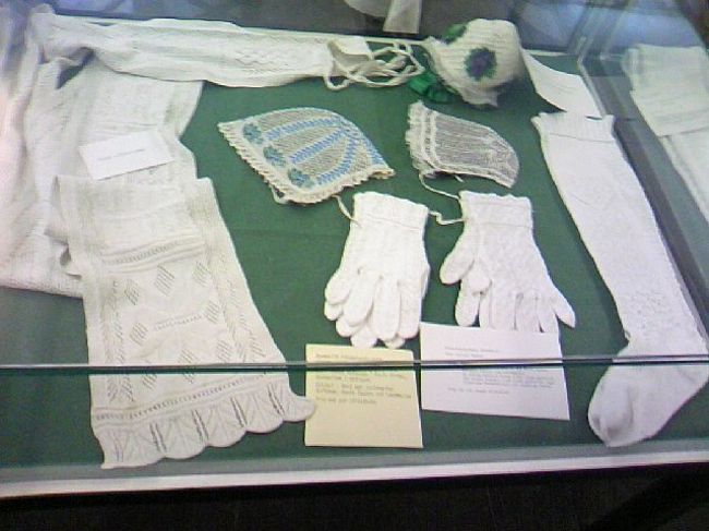  すべてお手製のレース網の手袋や靴下など、にびっくり！