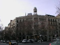 グラシア通りをカサ・ミラの方へ歩いていくとスペインが誇るブランド「LOEWE」。朝ということもあって店舗はまだ閉まってはいたけど、実はこの店がある建物は建築家ドメネク・イ・モンタールの作品なんだそうです。同じドメネク作品のカタルーニャ音楽堂やサン・パウ病院と違って世界遺産ではないけれど、建物の随所には見事な細工や花柄のタイルがあって豪華です。 
