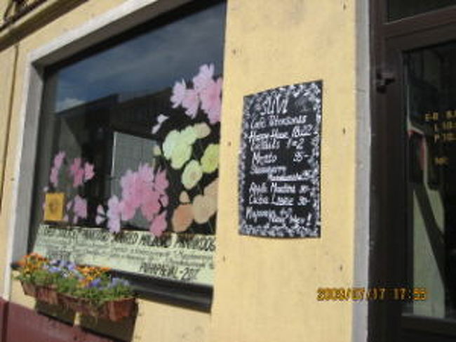 7月18日<br /><br />午前中、近所のwifi-cafeで口座振替完了。<br />12時にミセス・エラ宅をお暇する。<br />そしてまたbed &amp; breakfirstの事務所へ。<br />今日は歯の矯正器着けた娘ひとりだ。<br />宿の主が5時まで帰って来ないと言う。それではと、この事務所に荷物を預かってもらって5時にここに戻る約束をした。<br />事務所の飾りに「春夏秋冬」の木の看板がw<br />日本が好きか?と聞くと、何故か恥じらいながら頷く。<br />それじゃあと、日本から取り寄せの「少年ジャンプ」を進呈しよう。<br />実は、メル友のエストニアの娘から頼まれていた物だが、数日前から連絡が取れない。<br />多分実際会うとなると、二の足を踏んだのだろう。致し方なしw<br />昨日歩き残した部分を歩いてみる。