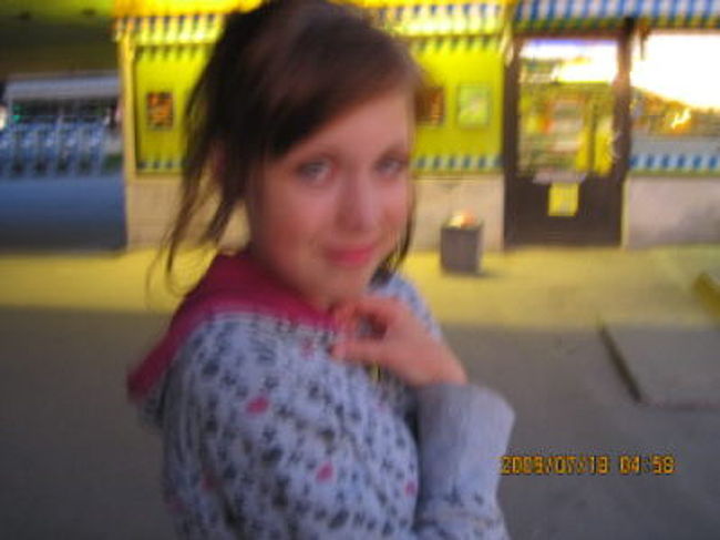 さて、取り敢えずバルト三国の首都は見て回った。<br />バスの中継地で地方都市の片鱗も垣間見た。<br />「どうしようか?」<br />エストニアは物価が日本と変わらず余り長いはしたくない。<br />ではリトアニアに戻ろう、列車でw<br />夜中思い立ってタリンの地図を見ると、この宿から列車駅がたいそう近い。<br />散歩がてら駅の時刻表を見に行くことにする。<br />11時半くらいだ。まだ薄暮時って感じだ。<br />カメラで遠景が撮れる。<br />駅に着く。閉まっているw<br />プラットホームに犬の散歩に来ていた人に尋ねる。<br />「ここって何時に閉まるの?」<br />「7時オープンの7時クローズだね」<br />セブンイレブン以下かw<br />やれやれと立ち尽くしていると・・・・<br />「あの・・わたし・・・お腹すいてて・・・」<br />中学生くらいの美少女だ。<br />泣き出すw<br />勘弁してくれよ、そんな猿芝居。<br />「そうか、それでタリンに住んでなくてどっかの田舎に住んでるわけか?」<br />「そうなんです」<br />「で?　いくら欲しいんだ?」<br />「25eek」<br />ずいぶん半端だw<br />25eekなかったので30eek渡して、<br />「ちっと待て、写真を一枚撮らせろ」<br />これで証拠写真が無かったら幾らなんでも作り話に思えるw<br />カメラを向けると、しっかりモデル然とポーズをとってくれた。<br />警察呼んでやろうか?と聞くと、脱兎のごとく<br />「いらなーい。ありがとーね」<br />えーとっ。30eekって300\弱かぁ。<br />それで肩を抱いてあしながおじさんプレイ&amp;記念写真かぁ。<br />この駅前に日本人おやじの行列が出来なければいいが・・・・