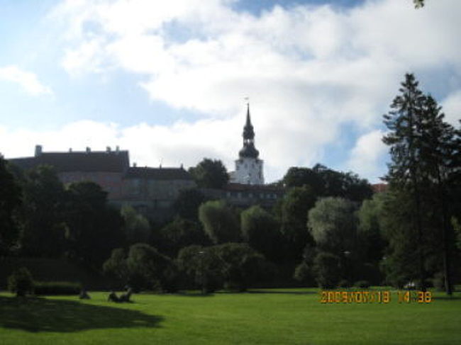 7月18日　土曜日<br /><br />7時半起床。<br />ああ、こりゃ列車は無理だな。<br />何となく判るw<br />シャワーを浴び荷物をまとめて8時に暇を告げる。<br />前日キーはポストに入れて行くよう宿のおやじから言い含められていた。<br />キッチンのカーテンの間から35歳くらいの赤毛の婦人が頷く。