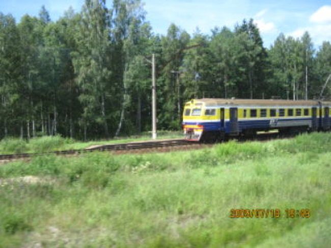 エストニア鉄道を抜き去る高速バス。