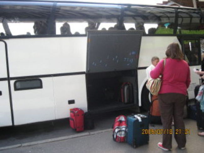 リガでビリニス行きのチケットを購入。<br />バールで隣席の彼女とお茶。<br />「私の家は空港の方だけどね・・あなた泊まるとこ決まってるの?」<br />もう、えーっちゅうにw