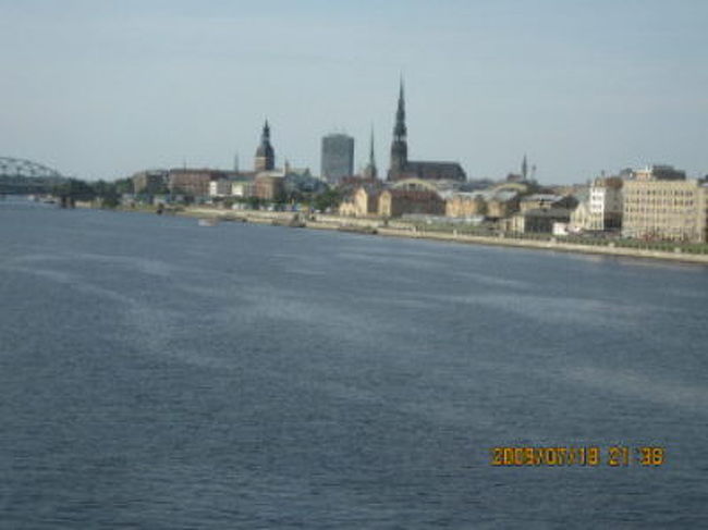 渡河中にリガ旧市街をパチリ。