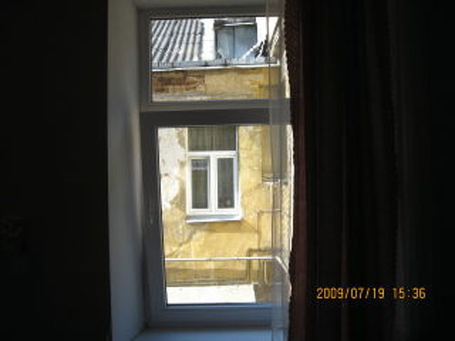 バスを降り、Aホステルに向かう途中、ばったりリガで立ち話した韓国のちっこいおじさんに遭遇。<br />今Aホステルの隣の月と星のマークのホステルに滞在中との事。<br />「ママさんにお願いしたら65LTにまけてくれたよ」<br />なるほど、あくまで個室に固執してるのね。<br />余りに褒めちぎるもんだから<br />まあ、どんなもんかと一泊してみることにする。<br />そして親切にもママさんに値段交渉までして下さいました。