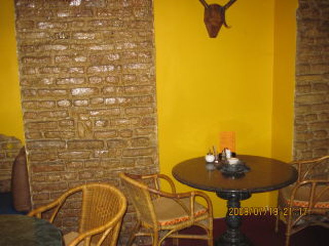 ちらっと見えた厨房のおばさんに魅かれて入った旧市街のバール。<br /><br />どこが良かったかと言うと、白い厨房スカーフに白い厨房上着。きりっとした横顔に・・・ついついそそのかされてしまいました。