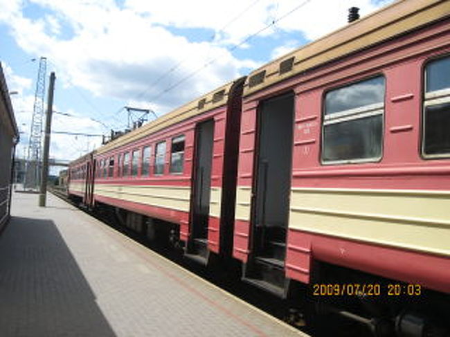 この日、神戸からひとり旅の女性に遭遇。<br />カウナスに行くとのことなので、お見送りしてみる。<br /><br />予想通り、昨日の日本人と再会した。<br />ネットカフェで検索していると昨日立ち話した日本人女性が後ろに座っていた。<br />俺はすぐ彼女に声をかけ同席しないか聞いてみた。<br />彼女はアキと言った。神戸に住んで関空からウズベキスタン経由でリガに入ったそうだ。20日間の旅だと云う。仕事を辞めて新しいことを始める準備だとも言っていた。アキの言をそのまま伝えると、<br />「タリンは作られた街の感じがする。それに物価が高すぎてもう二度とは行く必要はないかも。」<br />「ウズベキスタンはすごく良いところなんだけど、税関とかがひどい。税関でお金をチェックされ抜かれてしまった。」<br />「バルト三国の中ではここビリニスが一番落ち着けたかもw」<br /><br />2:35発の列車でカウナスに向かうそうだ。ビリニスの駅まで見送る。<br />「明日、その民族博物村とやらに行くんなら一緒させてもらっても良いか?」<br />了解を得た。