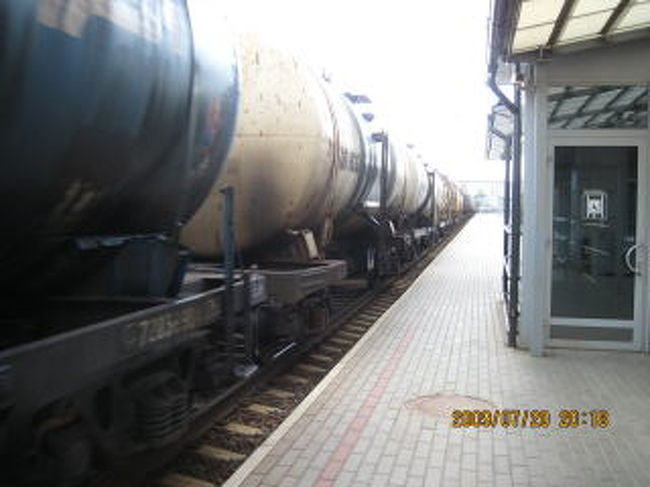 轟音を轟かせて快走する貨物車。<br />真昼間、しかも首都の３番線を。<br /><br />「東京駅でこれやったら投書が殺到して左遷だろうな」<br />って言ったら、<br />「あなた妙な事を考える人ね」<br />とお褒めのお言葉を頂いた。