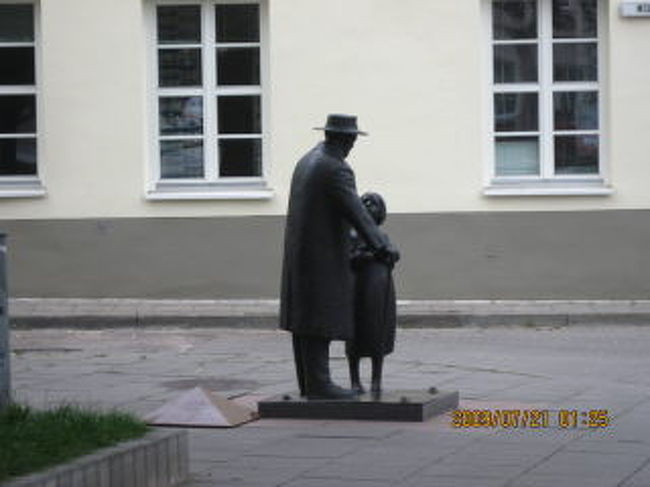 「だいじぶ、おじさんについておいで」<br />「変な人じゃないよね?」<br />「・・・・・・・・・」