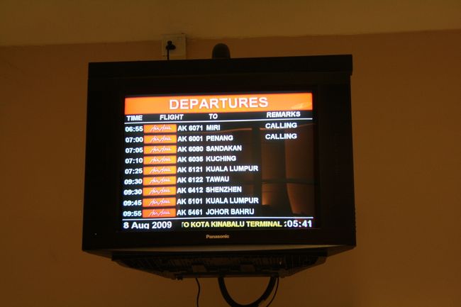 翌日、ミリまでエアアジアで飛び、その後陸路でブルネイを目指します。ホテルを朝５時に出て、タクシー（値切って４０リンギット）で空港第２ターミナルへ。