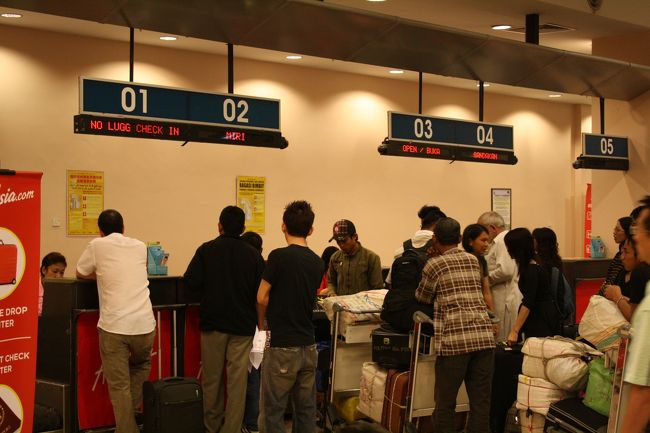 チェックインカウンターの様子。行き先別にチェックインをしていました。