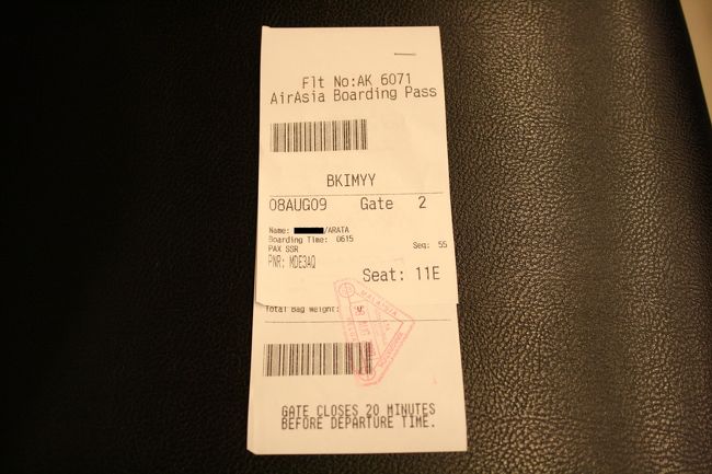 レシートのような搭乗券。コタキナバルからミリへ行くだけなのに、なぜかイミグレを通りました。