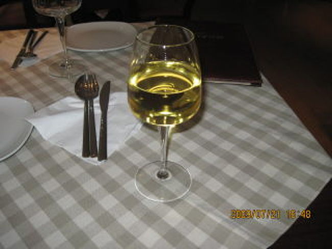 まず、シシリーワインなるものを飲んでみる。<br /><br />よくわからん