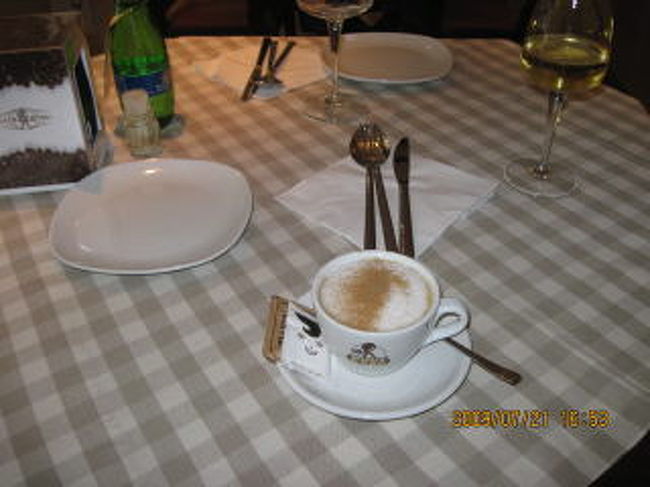 カプチーノ<br /><br />これは砂糖なしでもいけた。