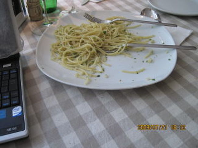 アリ・オリ。<br />これは俺的には×だった。<br />塩気が足りない。<br />オリーブオイルもケチっている。<br /><br />ドミニコは<br />「ん?　変か?」<br />と一つまみ。<br />「普通だな。これが美味くないんならお前の舌がどうかしている」<br />減塩・減油は世の流れかもしれんが、パスタを毎日は食わないからこそ、ひかえめよりうまいもんが食いたい。