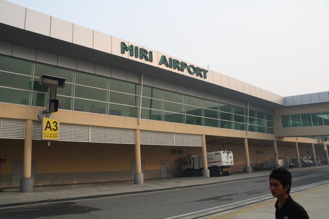 ミリの空港に朝８時に到着。