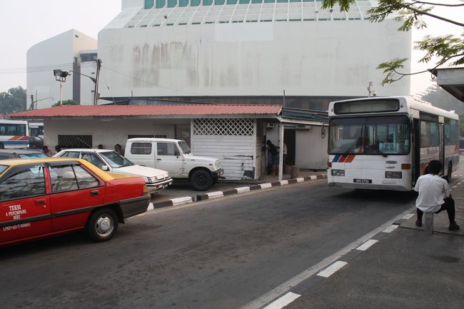 タクシーで市内のバスターミナルに移動（２０リンギット）