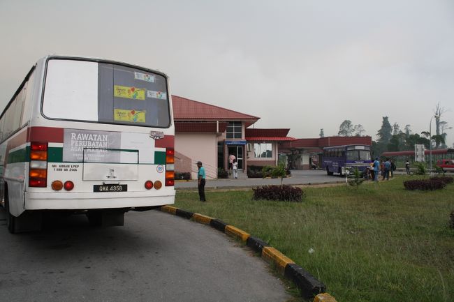 ブルネイ側の国境までバスで移動です。