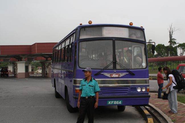 入国審査が終わったらバスを乗り換えます。エアコンなし！