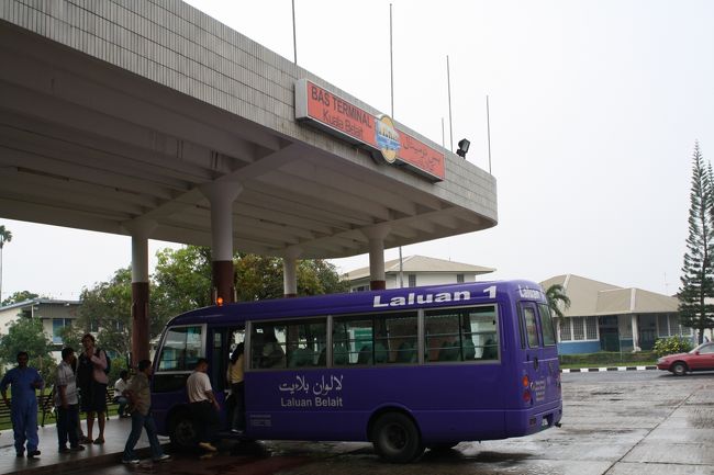 クアラ・ブライトに到着。セリア行きのバスが待っていました。（１ブルネイドル）