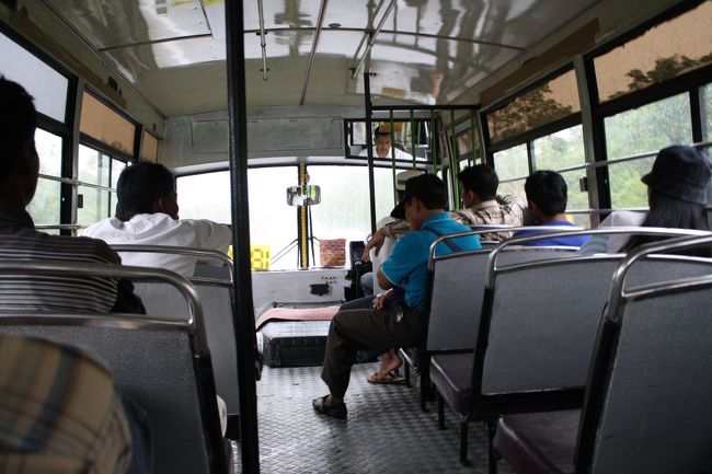 このバスもエアコンなし。雨も降っていて、２時間きつかったです。
