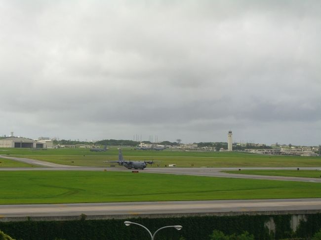 高速に乗る前にあった「かでな道の駅」で、嘉手納基地が見えます。4階だったかな？エレベーターで上がると展望台になってて、基地の中が丸見えです。<br />丁度、戦闘機・・じゃなくて輸送機だそーで・・・汗・・よこちゃんセンセ、ご指摘あざーーす！・・・が着陸したところで、まだプロペラをバタバタ回してましたよ。
