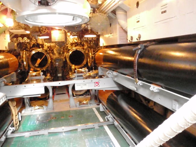 右に見える筒の長いものが魚雷です。あの穴に入れて発射。戦争は恐ろしい！