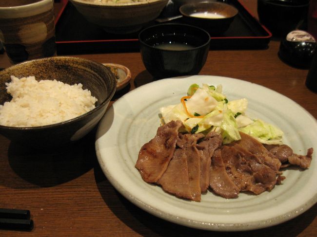 腹が減っては・・・ということで、まずは牛タン。