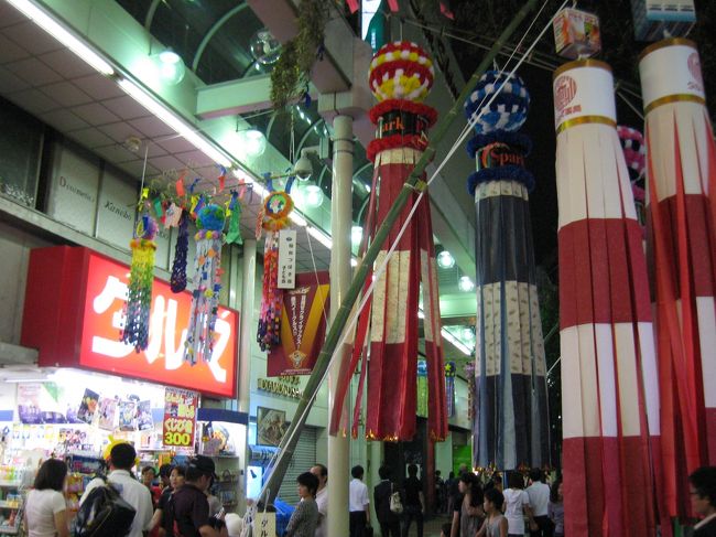 だるま薬局の七夕飾り。