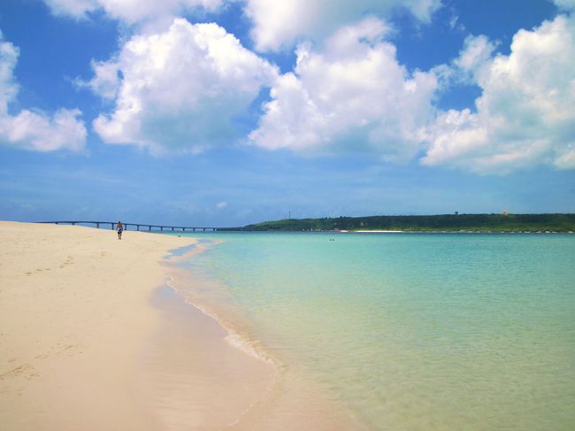 対岸に来間島が見えます。<br />そのまま絵葉書になりそうです。