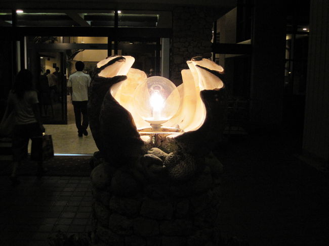 ホテル入り口に、あこや貝の照明がありました。