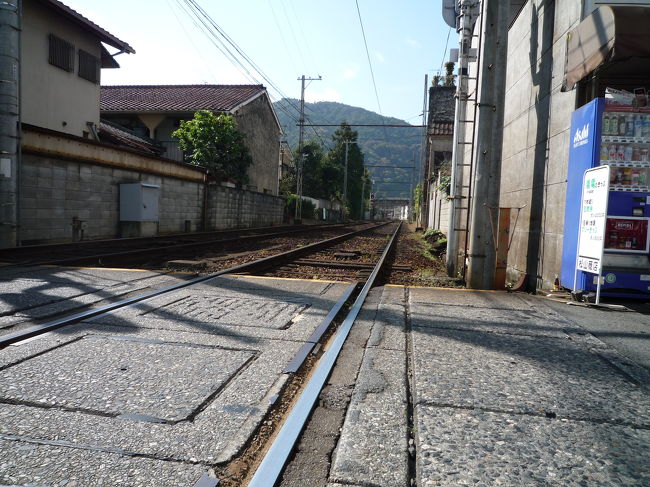 嵐山本線の線路<br /><br />人気のない住宅街を走ります