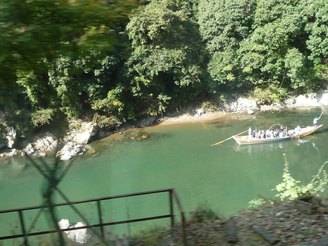 保津川下り！！！<br /><br />私は帰りもトロッコでしたが、川下りもやりたかった！！<br /><br />あっちのお客さんとも手を振ったり