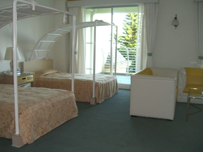 宮古島は、去年のGWにも来てますからねっ。小さい島ですから、道も知ったモノ。<br />さて、滞在するホテルは「ブリーズベイマリーナ」<br />2泊するんだけど、別々のサイトから予約したもんだから、連泊になってなくて、<br />「明日、部屋を移動してください」と言われましたよ。ちょっとゴネたんだけど、この部屋は明日は別の人が泊まるんですって。<br />セミスイート造りで、広ーい♪お風呂も広かったです。<br />ちなみにここは、スタンダードではありませんww