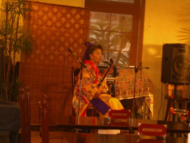 夕食は、ホテルの隣にある「ビア・ファス」に予約を入れ、三線と歌のライブを楽しみますた。<br />ライブの途中のトークで、ネーネーが「写真や動画をアップしてもいいけど、美人に撮って♪」と言うとられましたが、どおかしら？美人に撮れてます？