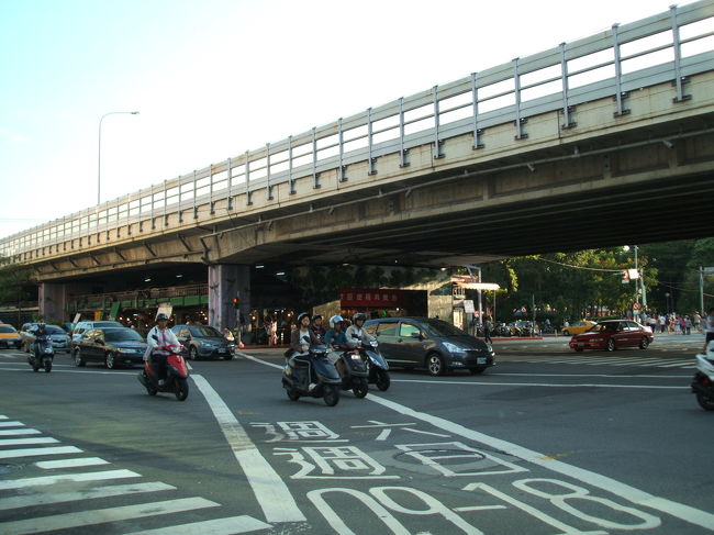 大安森林公園を出るとすぐに建国画廊市がありました。向かいには花市。<br />写真は画廊市。ちょっと遠くて分かりにくいけど。