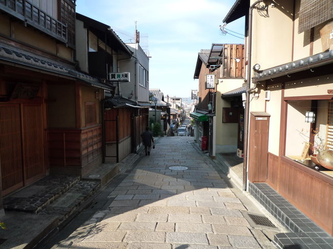 祇園の朝<br /><br />秋なのに、日差しがぽかぽかで気持ちよかった。